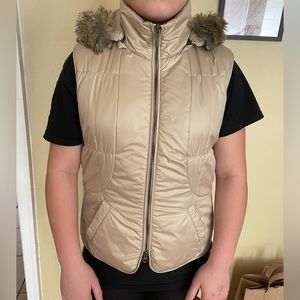 Vest with detachable hood and fur. All can be detached separately.